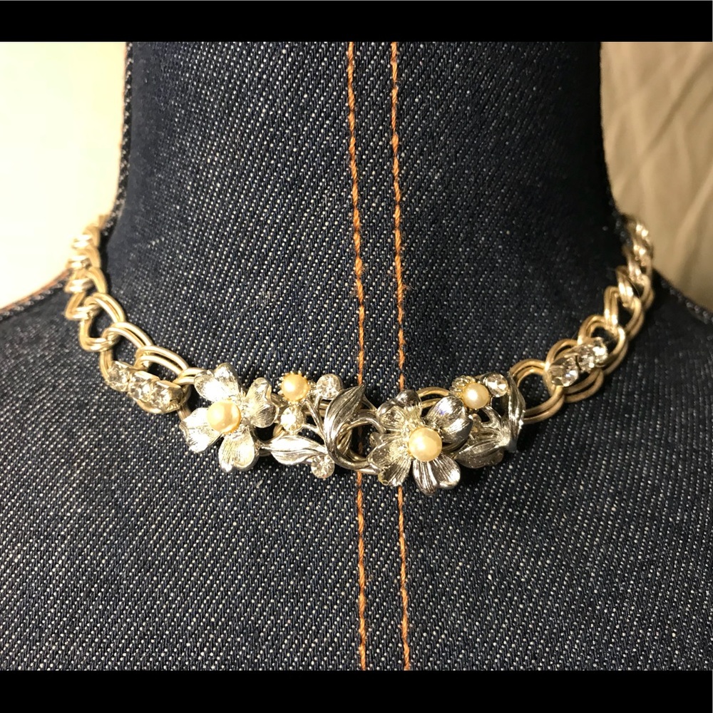 🔆 Statement flower choker with faux pearls